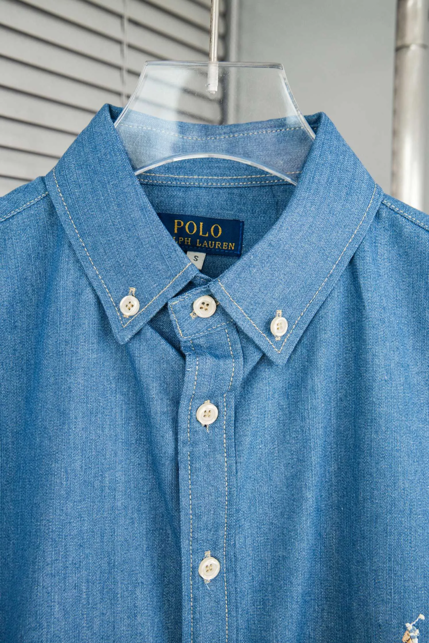 🅿️250 new model number: B115 Ralph Lauren/Ralph Lauren classic color small label couple style washed denim long-sleeved shirt 1️⃣Made of high-quality denim fabric, the upper body is soft and comfortable, extremely delicate, the hand feels solid, smooth and soft. The fabric does not wrinkle, and the hand feel is invincible. The details are handled perfectly! 2️⃣Adopting the washing process, the workmanship details are perfectly controlled. They are all hemmed with vest technology, and the inside of the sleeves are also different. Different from the four-needle and five-thread workmanship, the collar is also designed with interlining, which shows high-end fashion and individuality. The style is fashionable, simple and elegant! 3️⃣It is very youthful and energetic, and can be easily worn by both men and women. It is very in line with the fashion aesthetic concepts of today's young people! Color: light blue, dark blue Size: S, M, L, XL